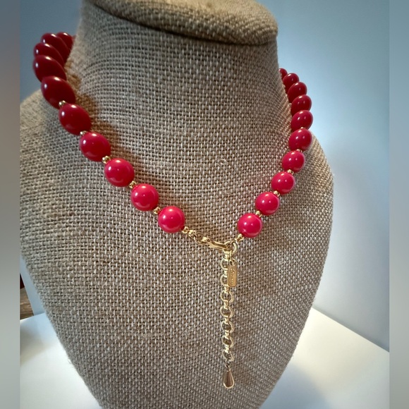 MONET classic VTG red beads plastic lucite gold tone accent hook lightweight - Picture 8 of 12